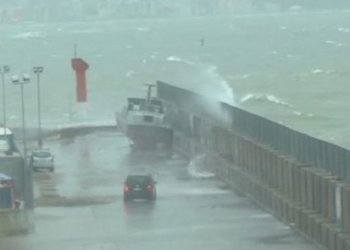 Moti i ashpër, Drejtoria e Portit Vlorë jep alarmin: Mjetet e vogla lundruese dhe të peshkimit s’duhet të dalin në det