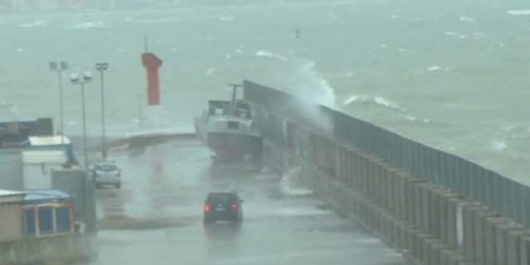 Moti i ashpër, Drejtoria e Portit Vlorë jep alarmin: Mjetet e vogla lundruese dhe të peshkimit s’duhet të dalin në det