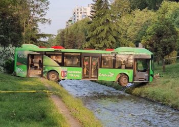 Aksident i çuditshëm në Tiranë, kështu përfundoi autobusi i Trafikut Urban