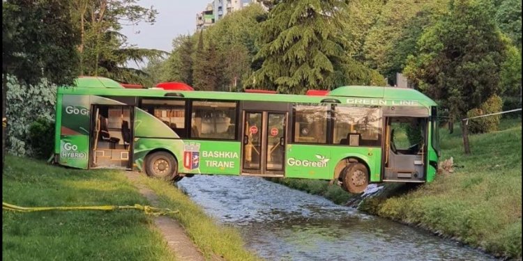 Aksident i çuditshëm në Tiranë, kështu përfundoi autobusi i Trafikut Urban