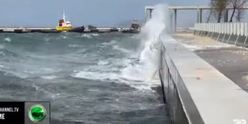 Ashpërsohet moti, pamjet nga dallgët e fuqishme në detin e Vlorës