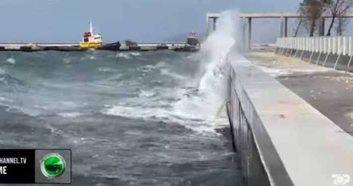 Ashpërsohet moti, pamjet nga dallgët e fuqishme në detin e Vlorës