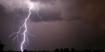 Vjen sezona e rrebesheve me vetëtima dhe bubullimë!