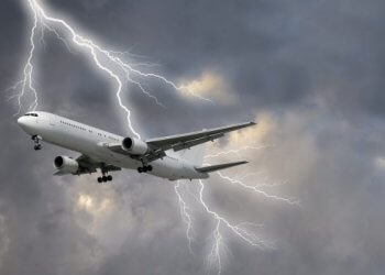 Aeroplani me udhëtarë shqiptarë goditet nga rrufeja