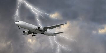 Aeroplani me udhëtarë shqiptarë goditet nga rrufeja