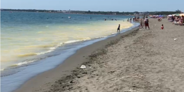 Fenomeni i shfaqur në plazhin e Velipojës, uji bëhet i verdhë