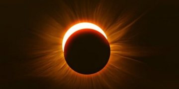 Eklipsi total hënor 2022, sonte dhe nesër “spektakël” në qiell