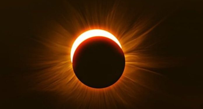 Eklipsi total hënor 2022, sonte dhe nesër “spektakël” në qiell