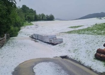 Stuhi të fuqishme në Slloveni, breshri mbulon tokën