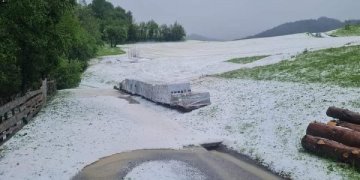 Stuhi të fuqishme në Slloveni, breshri mbulon tokën