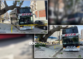 Autobusi me udhëtarë nga Kosova përplaset në një pemë në Vlorë