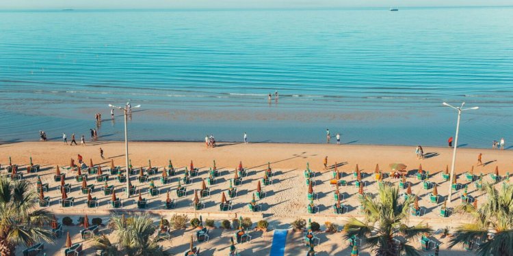 Verë me çmime të kripura për kosovarët, hotelet në Shqipëri thonë se pakot janë shtrenjtuar