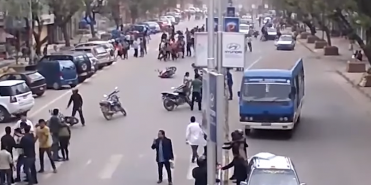 Pamjet dramatike nga tërmeti i fuqishëm në Peru, lëkundjet rrëzojnë njerëzit në tokë