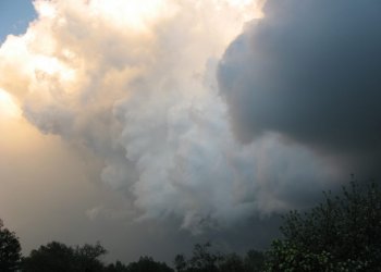 Gjatë natës dhe nesër: Mundësi për rrebeshe lokale shiu me vetëtima dhe bubullimë!