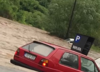 Përmbytje të mëdha në Bosnjë, vetura shtëpi e gjithçka nën ujë