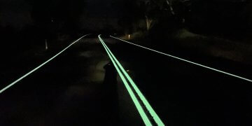 Shteti që ndër të parët në botë po e vendos sinjalistikën ngjyrë fluroshente në rrugë