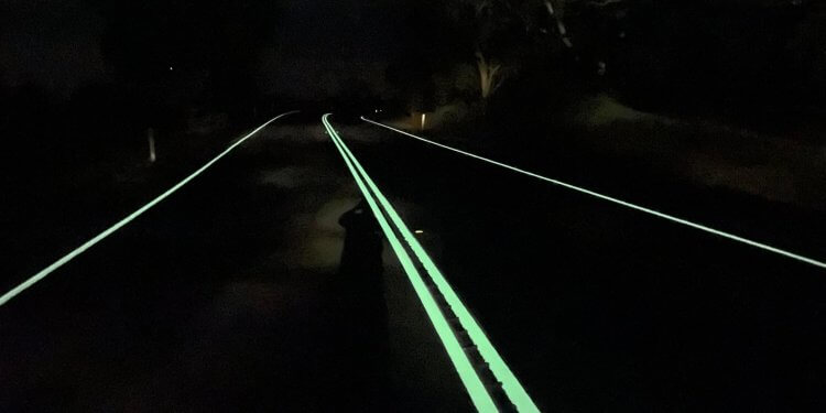 Shteti që ndër të parët në botë po e vendos sinjalistikën ngjyrë fluroshente në rrugë