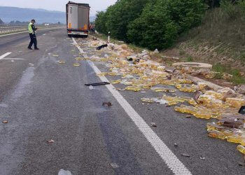 Aksidentohet kamioni në autostradë, shishet me vaj përfundojnë në rrugë