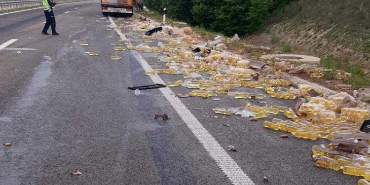Aksidentohet kamioni në autostradë, shishet me vaj përfundojnë në rrugë