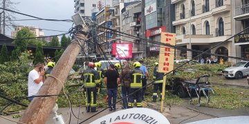 Erërat e forta rrëzojnë drunj në qendër të Prishtinës, dyshohet se kanë zënë dy persona