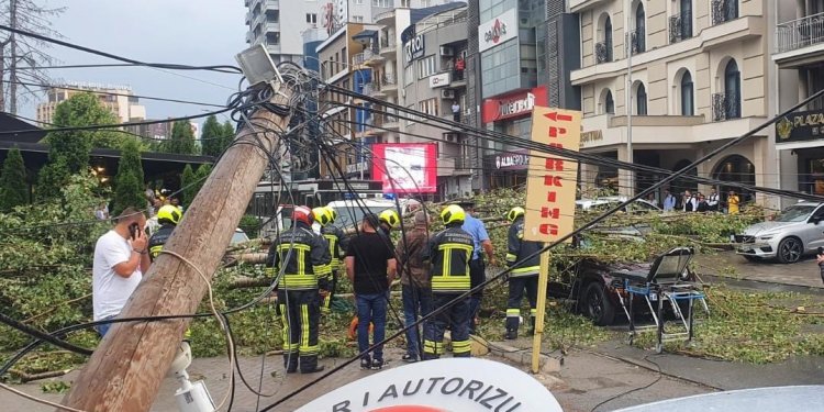 Erërat e forta rrëzojnë drunj në qendër të Prishtinës, dyshohet se kanë zënë dy persona
