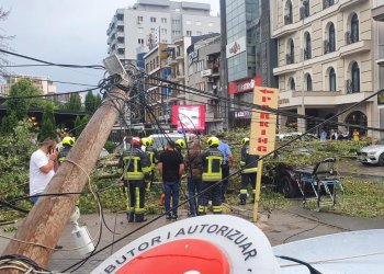 Erërat e forta rrëzojnë drunj në qendër të Prishtinës, dyshohet se kanë zënë dy persona