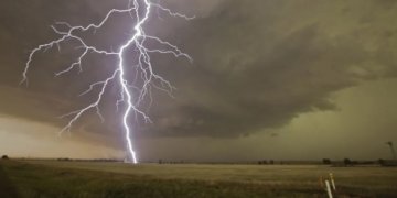 Dy shqiptarë vdesin nga moti i lig, njërin e mbyt rrufeja që i goditi banesën