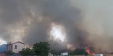 Nxehtësi dhe thatësirë ekstreme, Roma rrethohet nga zjarret – reja e zezë mbulon kryeqytetin