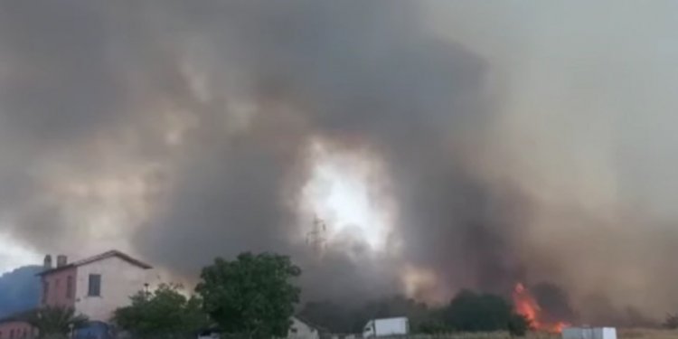 Nxehtësi dhe thatësirë ekstreme, Roma rrethohet nga zjarret – reja e zezë mbulon kryeqytetin