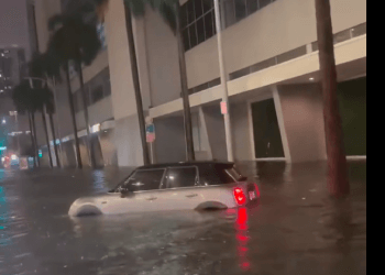 Përmbytje të mëdha në shtetin amerikan, njerëzit bllokohen në vetura