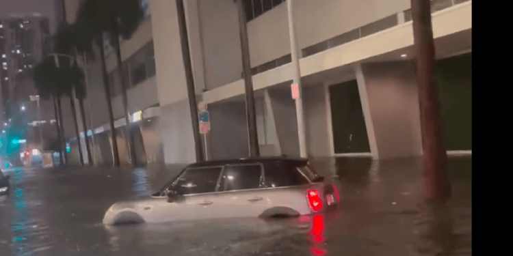 Përmbytje të mëdha në shtetin amerikan, njerëzit bllokohen në vetura