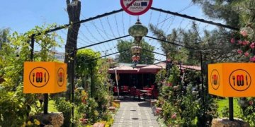 Lokali në Prishtinë ua ndalon hyrjen shtetasve të BE’së në shenjë proteste për vizat!