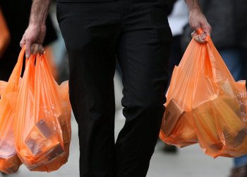 Në Kosovë së shpejti do të paguhet për qeset e plastikës