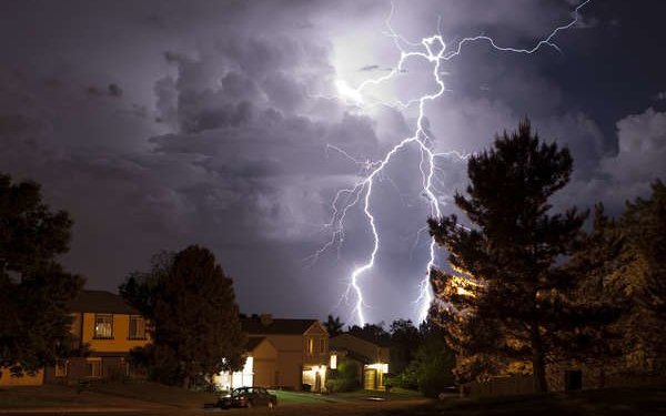 Gjërat që nuk duhet t’i bëni kurrë kur ka vetëtima