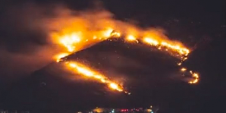 Zjarret përfshijnë Greqinë, skena apokaliptike në disa zona të Athinës teksa vala e të nxehtit ngre temperaturat në 38°