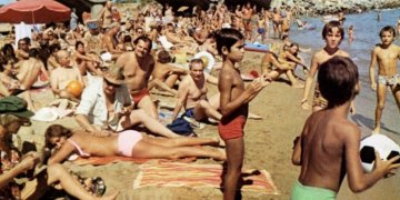 Pse janë të gjithë njerëzit të dobët në fotografitë e vjetra nga plazhi?