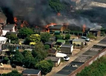 Flakët përfshijnë shumë shtëpi në Londër!