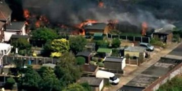 Flakët përfshijnë shumë shtëpi në Londër!