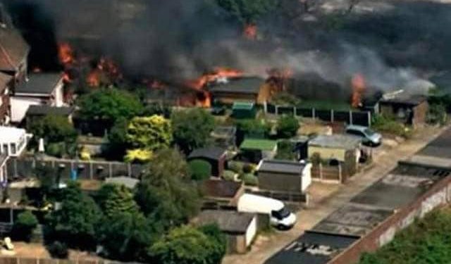 Flakët përfshijnë shumë shtëpi në Londër!