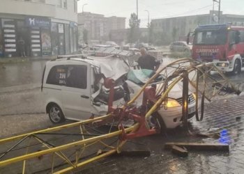 Rrëzohet vinçi nga erërat e fuqishme në Gjilan, bie mbi një veturë