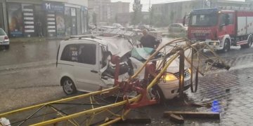 Rrëzohet vinçi nga erërat e fuqishme në Gjilan, bie mbi një veturë