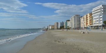 Mbyten dy persona brenda disa minutave në plazhet e Shqipërisë