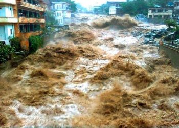 Përmbytje masive në qytetin rus, shtëpitë, oborret e veturat i merr uji