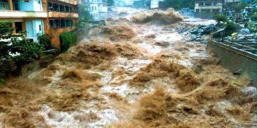 Përmbytje masive në qytetin rus, shtëpitë, oborret e veturat i merr uji