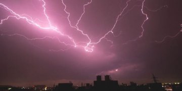 Rrufeja i mbyt 20 njerëz për 24 orë në Indi