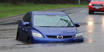 Në Australi do të kërkohet nga prodhuesit që dyert dhe dritaret të mund të hapen – edhe kur nuk ka rrymë – nëse makina zhytet në ujë!