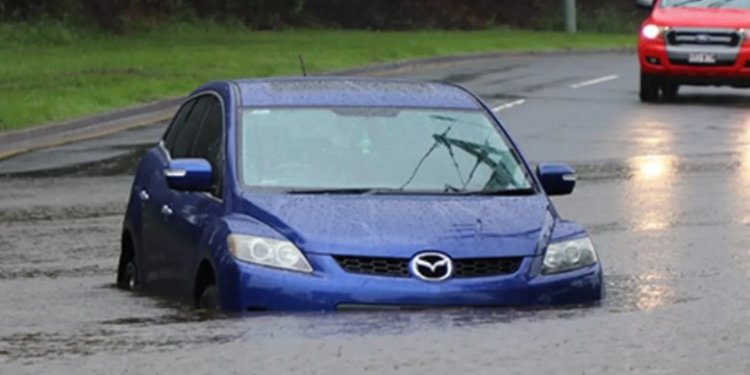 Në Australi do të kërkohet nga prodhuesit që dyert dhe dritaret të mund të hapen – edhe kur nuk ka rrymë – nëse makina zhytet në ujë!