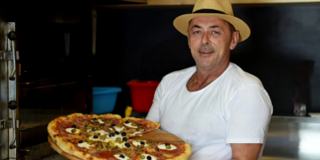 Bukëpjekësi nga Prizreni bëhet i famshëm me çmimet ‘djegëse’ të picave në Kroaci!