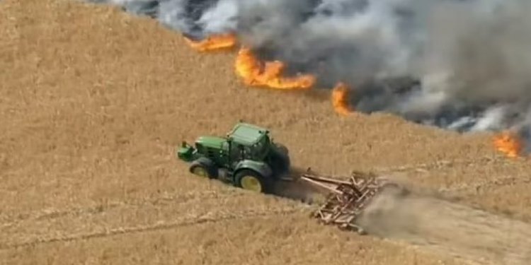 Shikoni se si fermeri i shpëton shtëpitë nga zjarri që po u afrohej në një mënyrë unike!