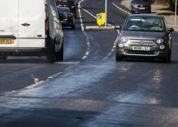 “Dukej sikur makinat po kalonin nëpër ujë”: Shihni se çfarë i ka bërë i nxehti ekstrem një rruge në Angli!